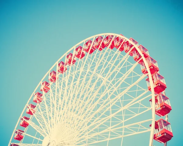 Rueda de ferris durante el carnaval de verano — Foto de Stock