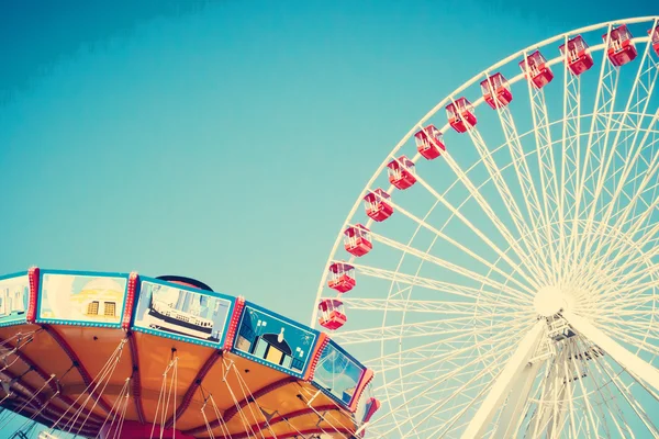 Rueda de ferris durante el carnaval de verano — Foto de Stock