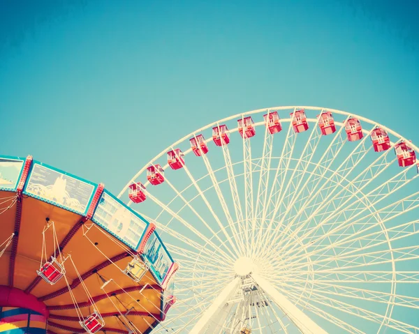 Rueda de ferris durante el carnaval de verano — Foto de Stock