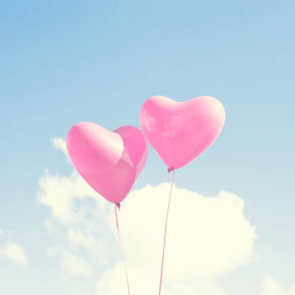 Hjärtat ballonger i himlen — Stockfoto