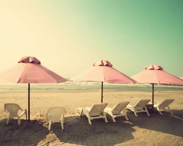 Primer plano de sombrillas en la playa —  Fotos de Stock