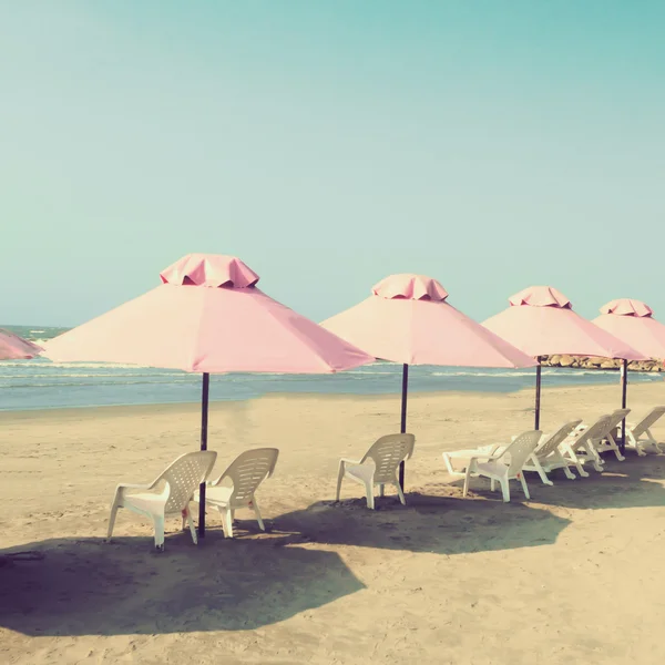 A strandon napernyők közelről — Stock Fotó