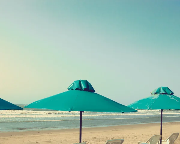 Close up of umbrellas at beach — Stock Photo, Image