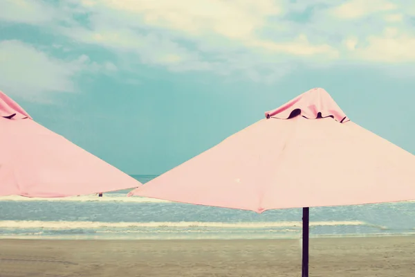 Primer plano de sombrillas en la playa — Foto de Stock