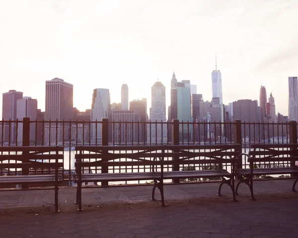 Panorama Manhattanu a lavičky — Stock fotografie