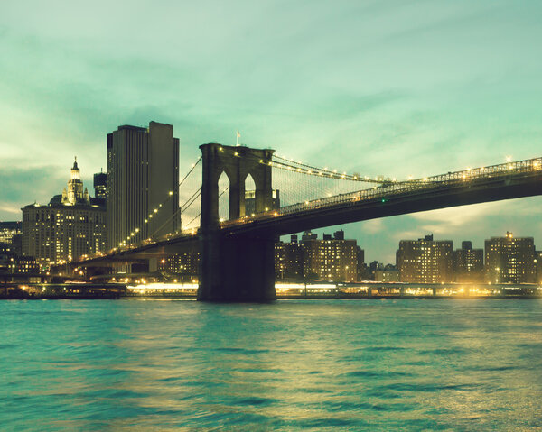 Brooklyn bridge and Manhattan Skyline at dusk