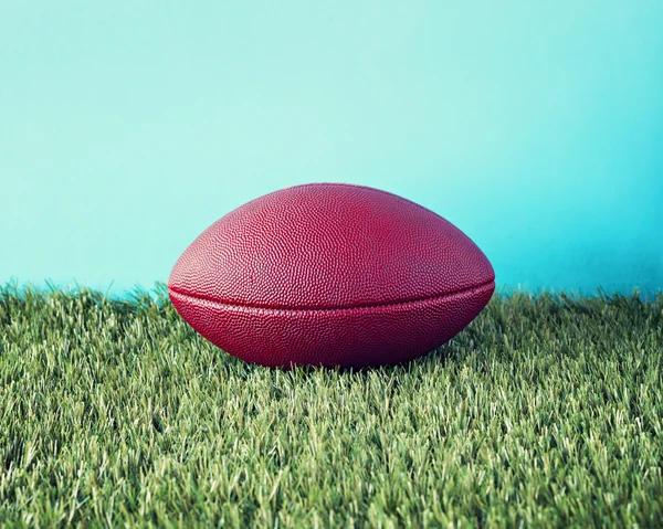 Fotbollen över gräs — Stockfoto