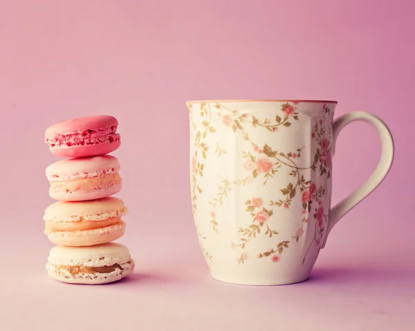 Macaroons and tea cup — Stockfoto