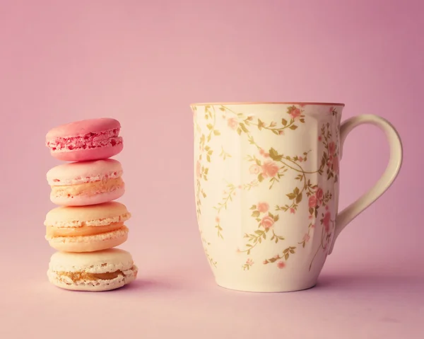 Macarrones y taza de té — Foto de Stock