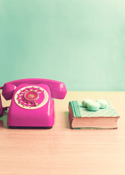 Telefono rosso e macaron — Foto Stock