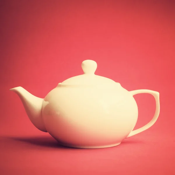 Vintage valkoinen teekannu — kuvapankkivalokuva