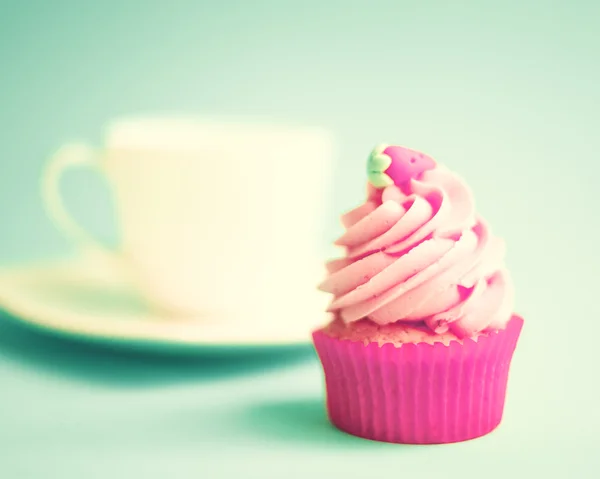 Cupcake y taza de té — Foto de Stock