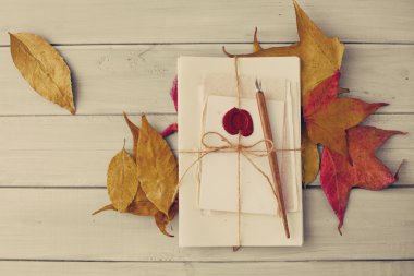 mum mühür yapraklarda harflerle