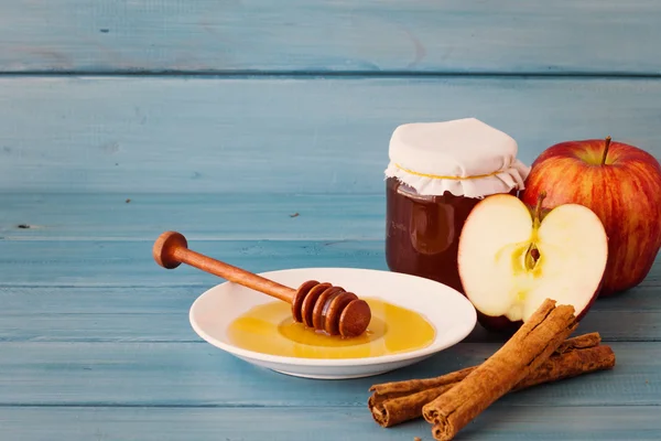 Apples, cinnamon sticks and honey — Stock Photo, Image