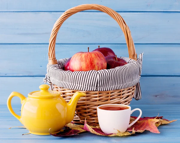 Cesta con manzanas y té —  Fotos de Stock