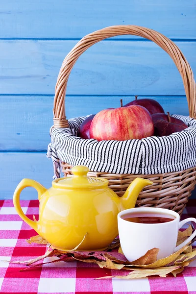 Cesta con manzanas y té —  Fotos de Stock