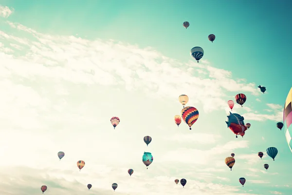 Renkli sıcak hava balonları