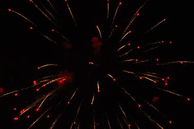 Gece gökyüzünde renkli havai fişekler