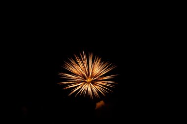 Gece gökyüzünde renkli havai fişekler