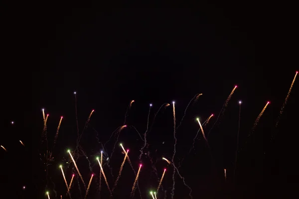 Барвисті феєрверки в нічному небі — стокове фото