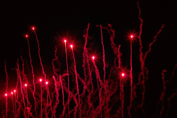 Fuegos artificiales de colores en el cielo nocturno — Foto de Stock