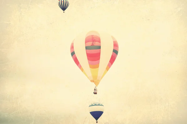 Getextureerde hete lucht ballonnen in vlucht — Stockfoto