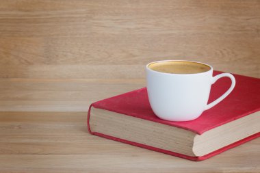 kahve fincanı ve kitap