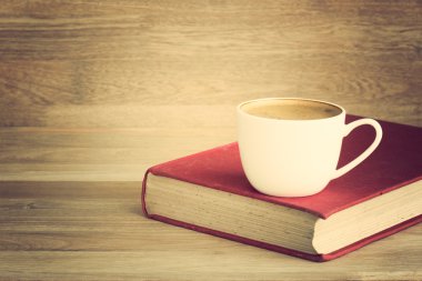 kahve fincanı ve kitap