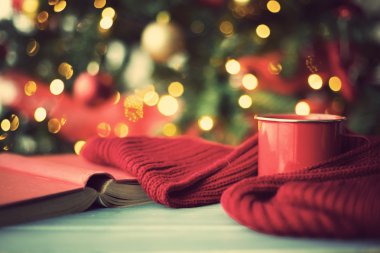 Kış kahve ve bokeh ışıklar üzerinde kitap