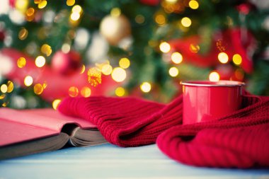 Kış kahve ve bokeh ışıklar üzerinde kitap
