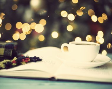 Kış kahve ve bokeh ışıklar üzerinde kitap