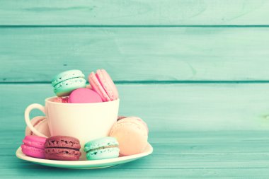 Bir fincan renkli macaroons