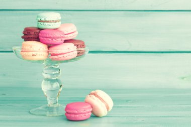 Bir vazoda renkli macaroons