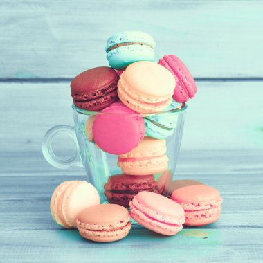 Bir fincan renkli macaroons