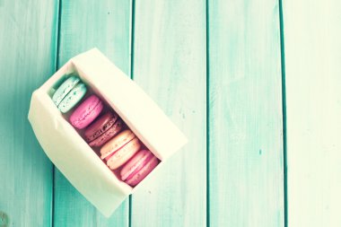 Bir kutu üzerinde Vintage renkli macaroons