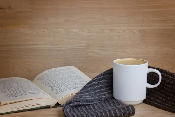 커피 한잔 그리고 책 — 스톡 사진