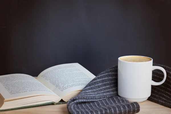 Coffee cup and book — Stock Photo, Image