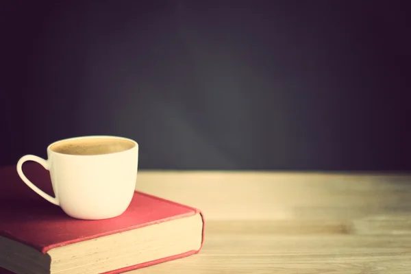 Kaffeetasse und Buch — Stockfoto