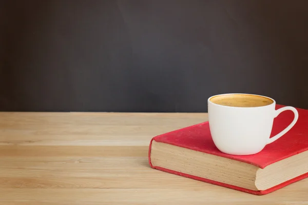 Kaffeetasse und Buch — Stockfoto