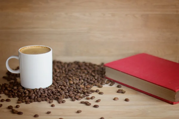 Tasse à café et haricots sur bois — Photo