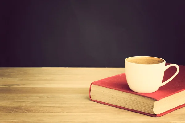 Kaffeetasse und Buch — Stockfoto
