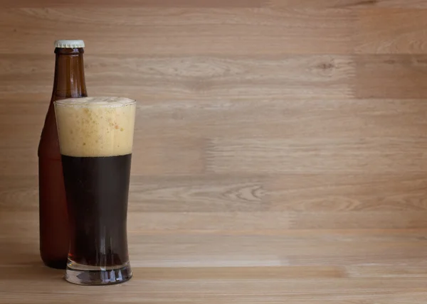 ビール ガラスと木材をボトル — ストック写真