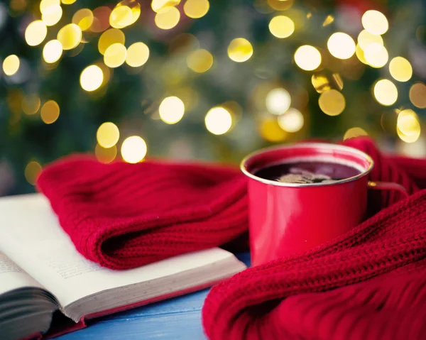 Kış kahve ve bokeh ışıklar üzerinde kitap