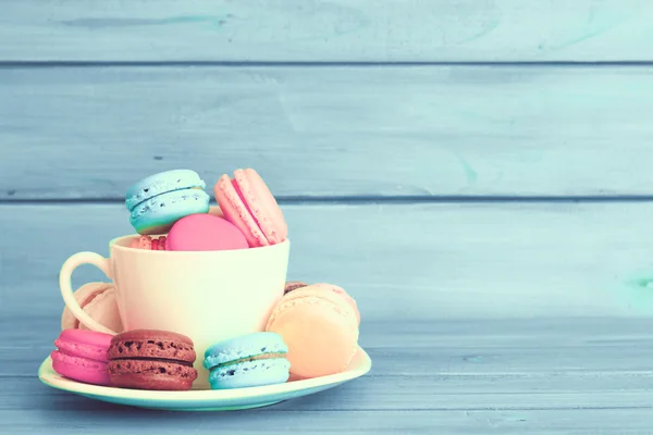 Macarons colorés dans une tasse — Photo