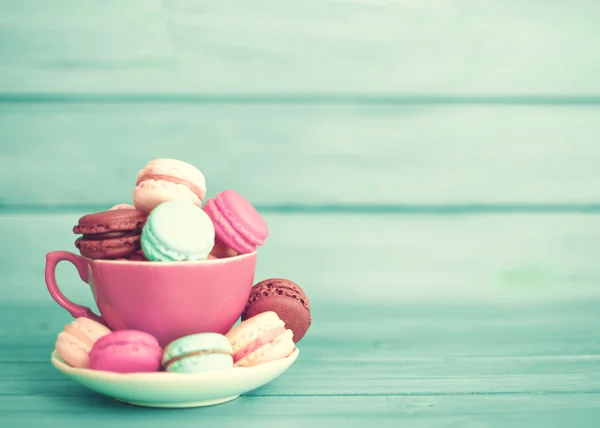 Colorful macaroons in a cup — Stock Photo, Image