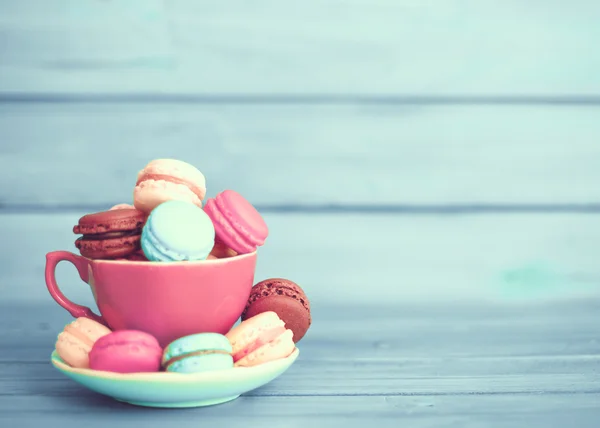 Színes macaroons egy csésze — Stock Fotó