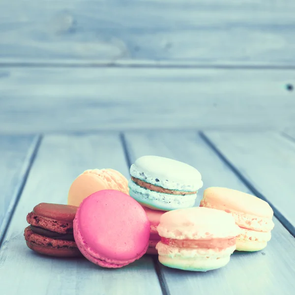 Macarons colorés sur otable — Photo