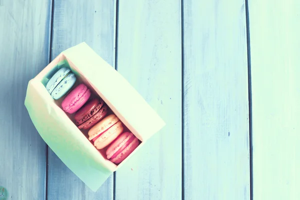 Bir kutu üzerinde Vintage renkli macaroons — Stok fotoğraf