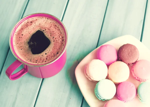 Macarons colorés dans une assiette — Photo