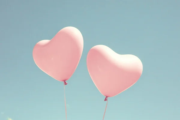 Retro pink heart shaped balloons in flight — Stock Photo, Image